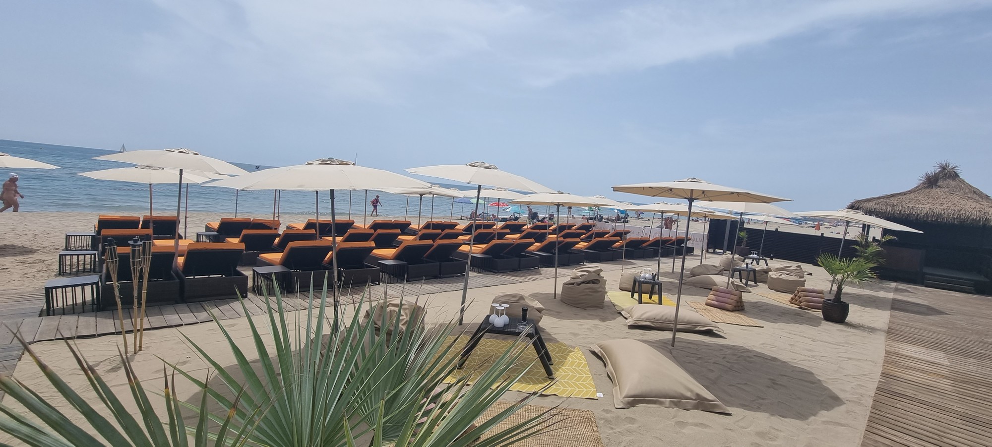 Le Paralia Beach Club est une plage privée aux abords du Sun Beach au Cap d Agde